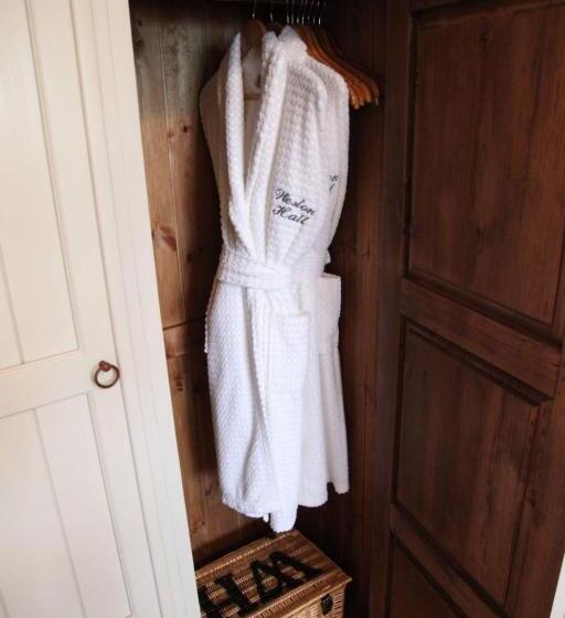 غرفة قياسية, Weston Hall