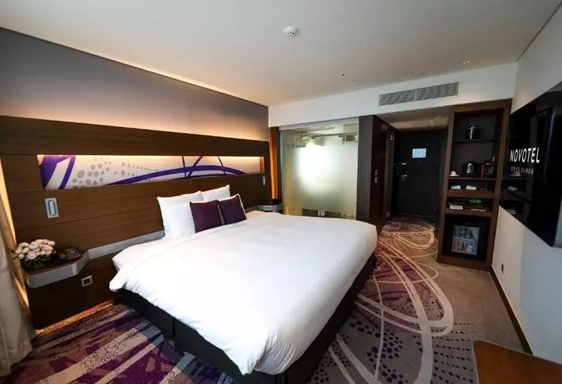 キングサイズベッドのデラックスルーム, Novotel Ambassador Suwon
