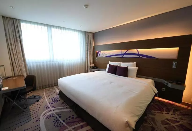 キングサイズベッドのデラックスルーム, Novotel Ambassador Suwon