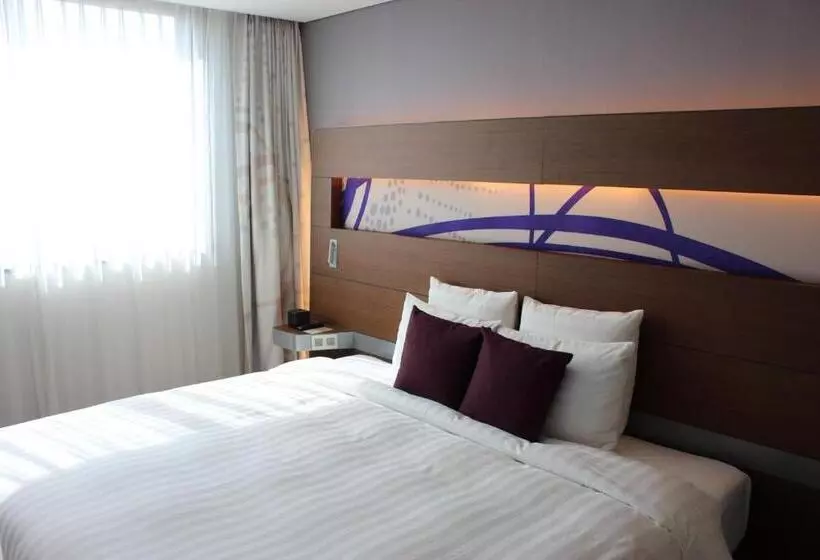キングサイズベッドのデラックスルーム, Novotel Ambassador Suwon
