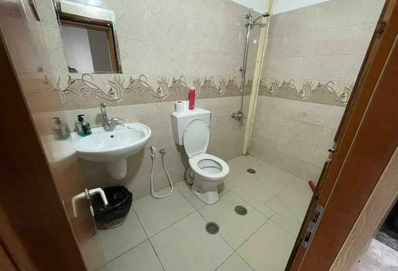 اتاق استاندارد یک نفره, Alsharif Family