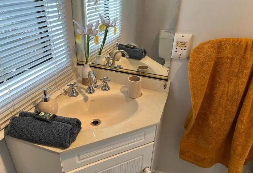 スタンダードルーム, Charm On Chippendale Ensuite B&b
