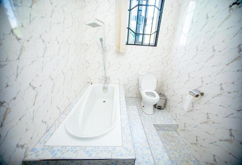 Basic Room, Aduk Guest House Airport City Accra