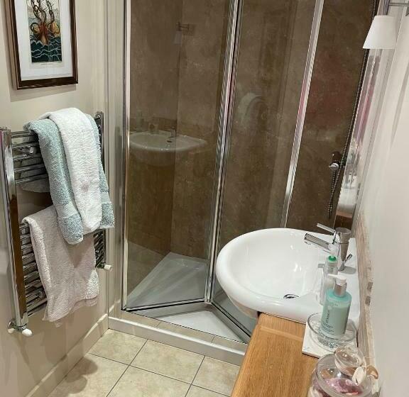 غرفة قياسية, Crastercarr