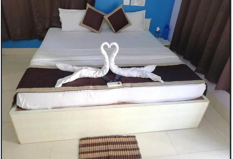 اتاق سوپریور با تخت بزرگ, Railview Inn Bhubaneswar