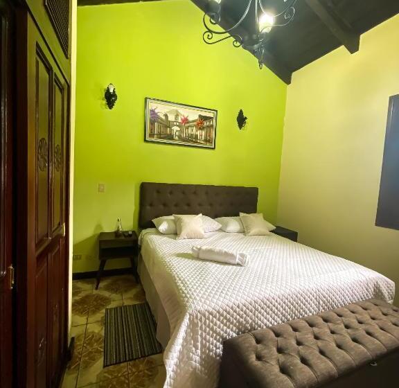 Люкс, Real Marquez