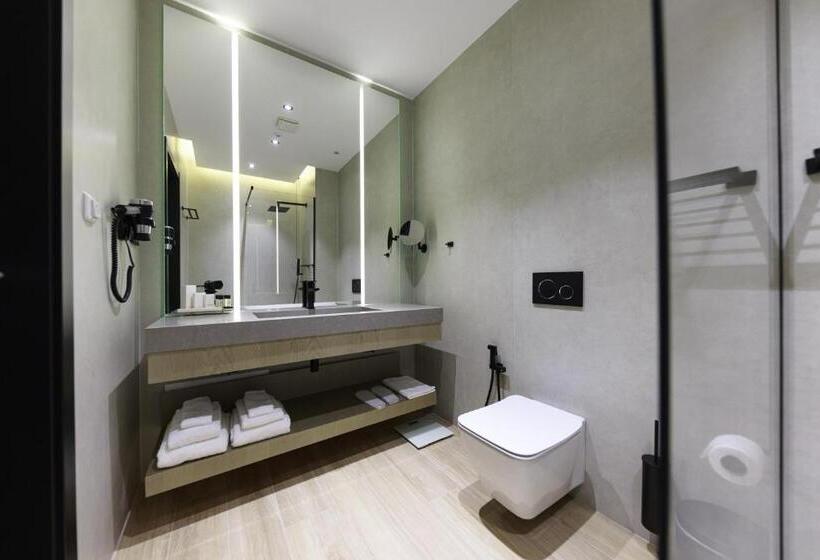 豪华房间, Uji Ftohte Tepelene