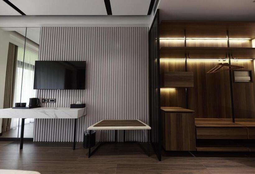 豪华房间, Uji Ftohte Tepelene