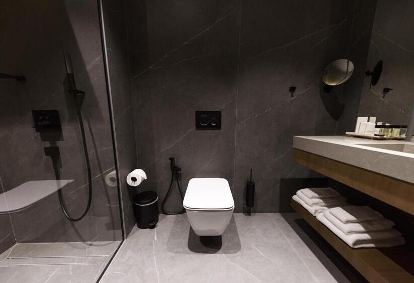 豪华房间, Uji Ftohte Tepelene