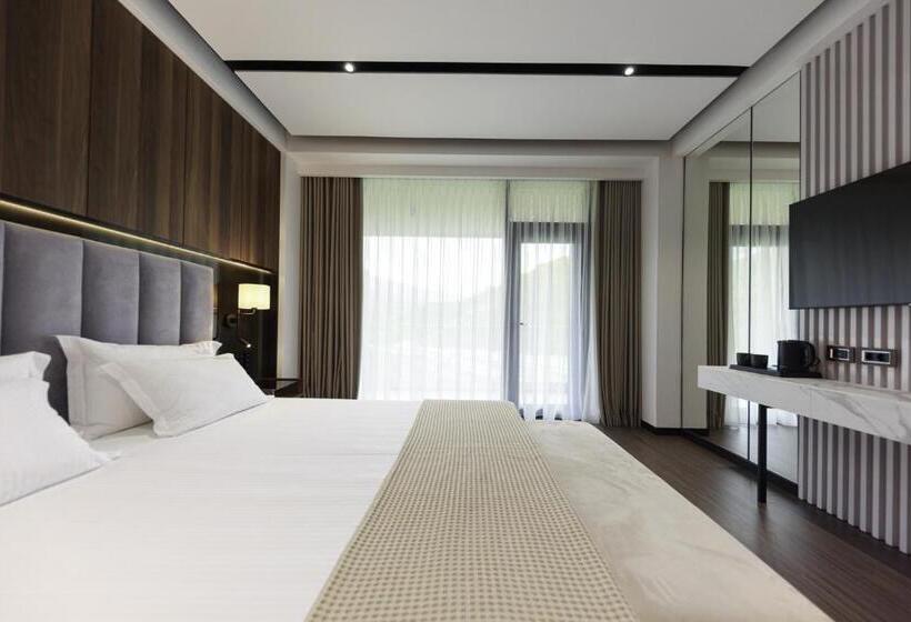 豪华房间, Uji Ftohte Tepelene