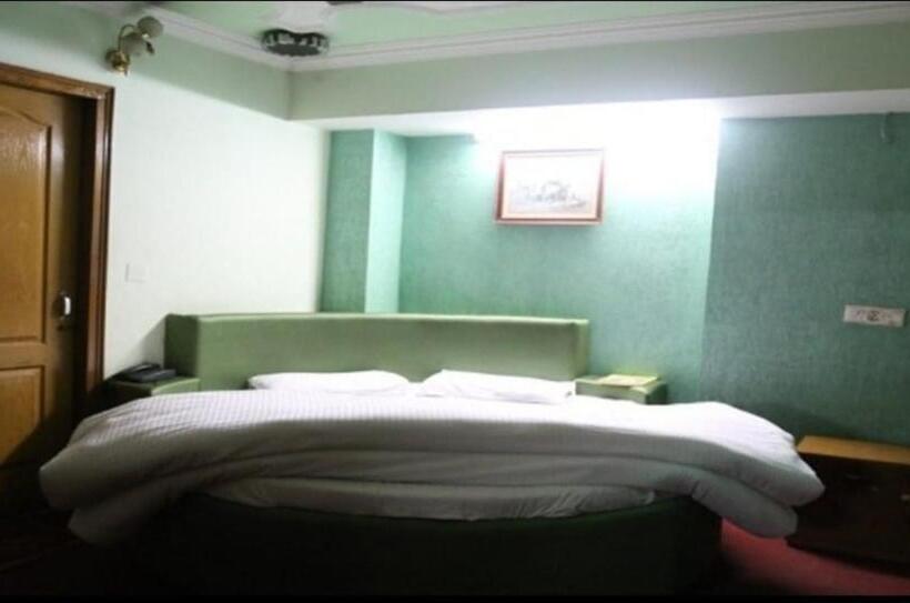 חדר קלאסי לשלושה, Abhi International