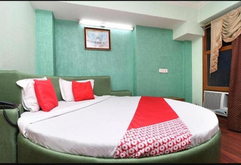 חדר קלאסי לשלושה, Abhi International