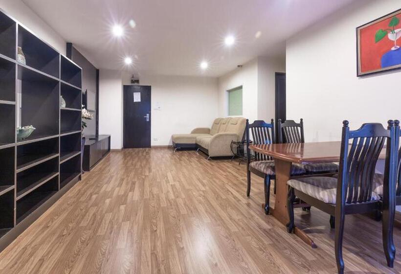 اتاق خانوادگی, Boss Mansion