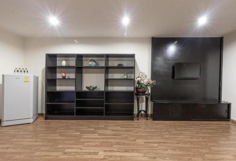 اتاق خانوادگی, Boss Mansion