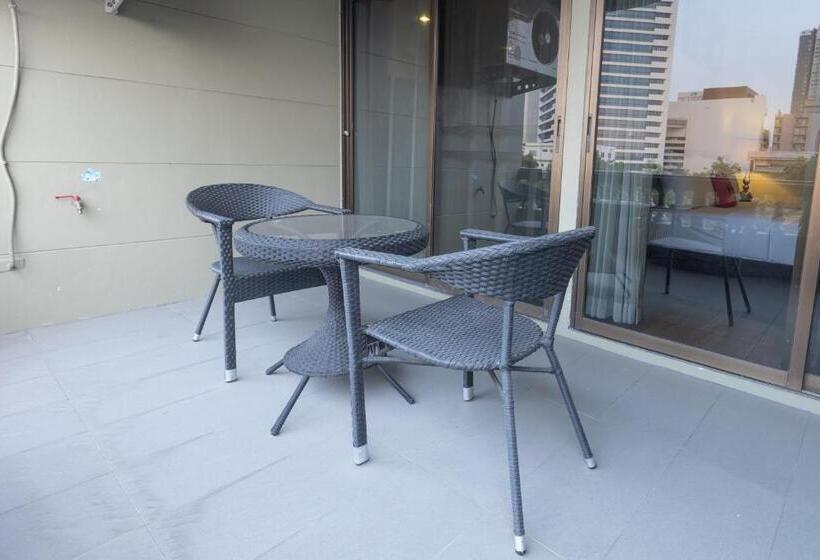 اتاق خانوادگی, Boss Mansion