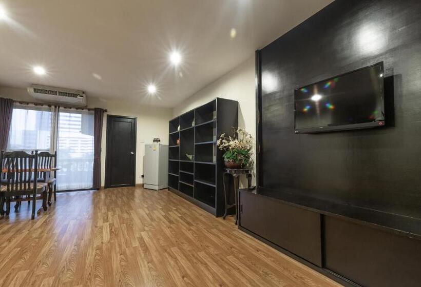 اتاق خانوادگی, Boss Mansion