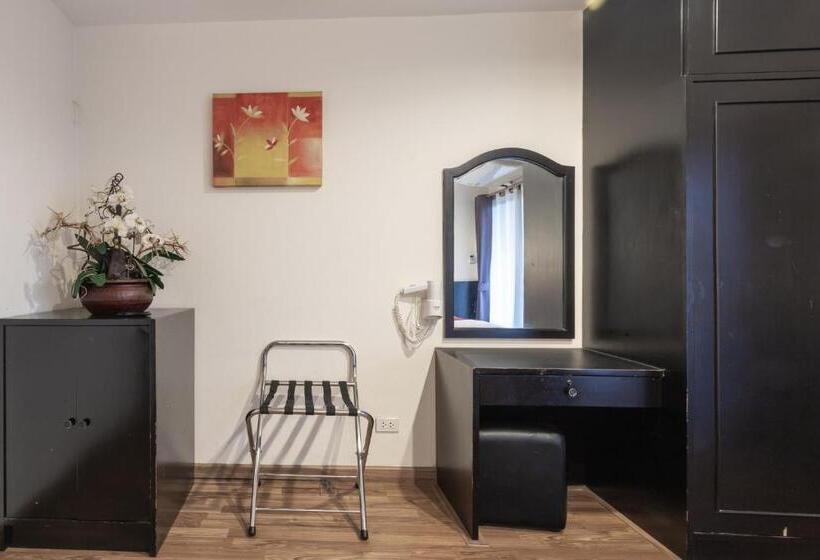 اتاق خانوادگی, Boss Mansion