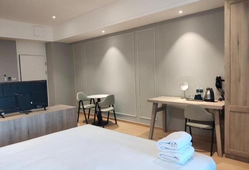 اتاق سوپریور, Boss Mansion