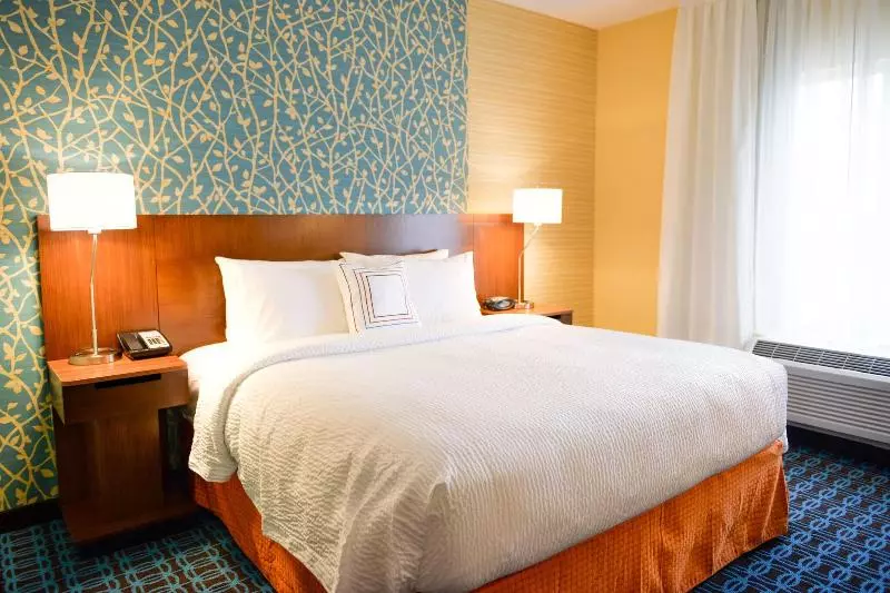 キングサイズベッドのスタンダードルーム, Fairfield Inn And Suites Canton South