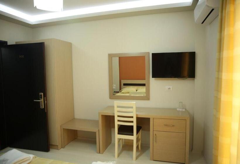 스탠다드 트리플 룸, Pogradeci