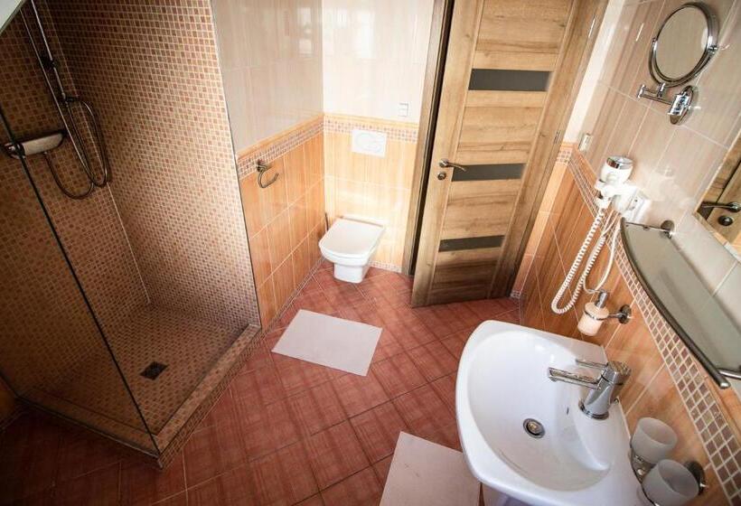 جناح ديلوكس, Richtr