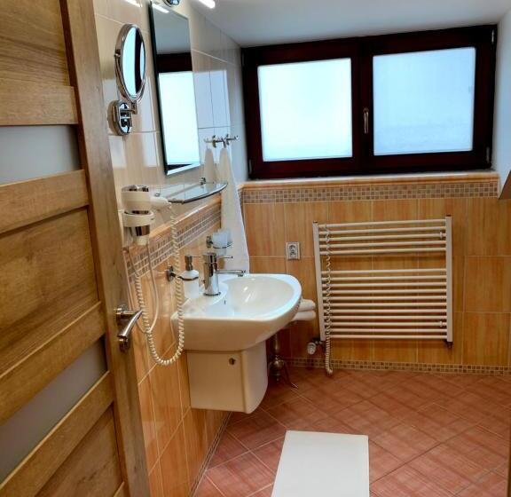 جناح ديلوكس, Richtr