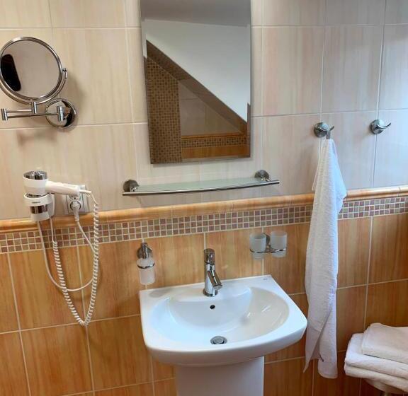 جناح ديلوكس, Richtr