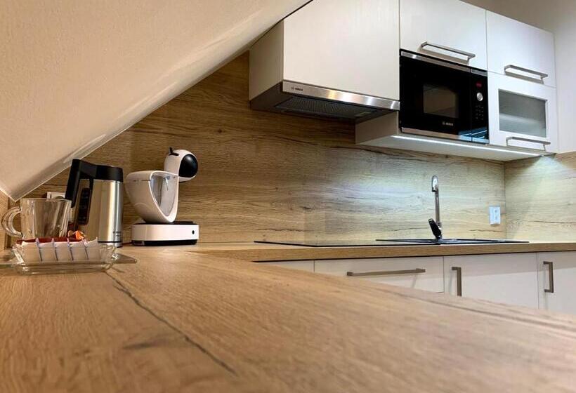 جناح ديلوكس, Richtr