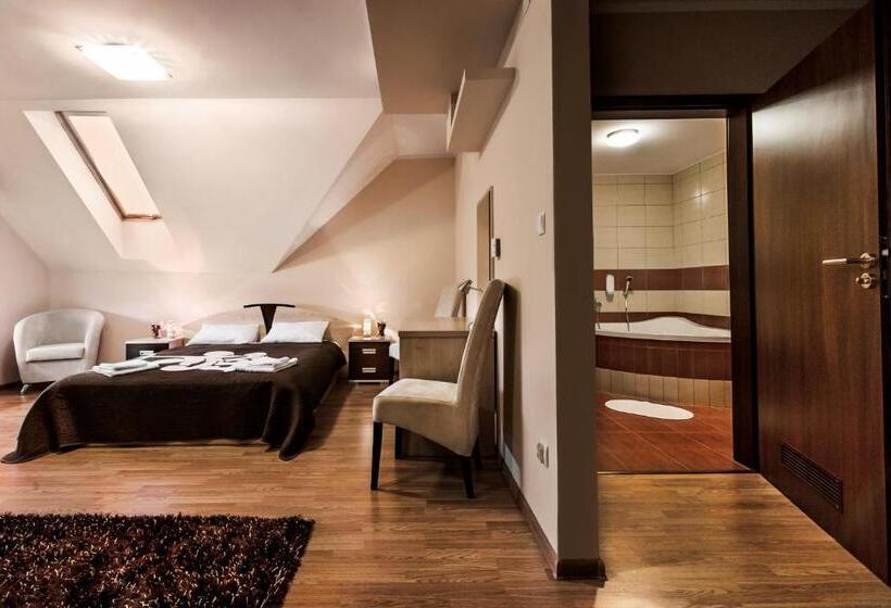 标准间, Trzy Korony