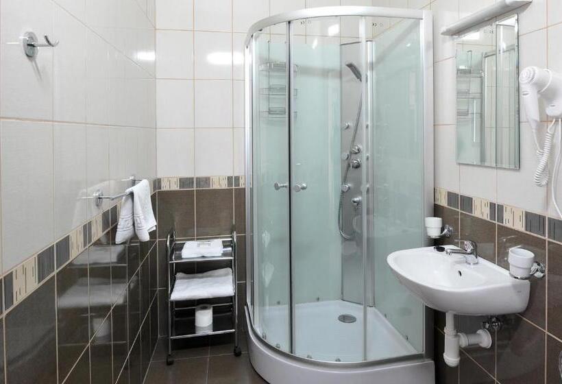 اتاق استاندارد سه نفره, Wilhelm