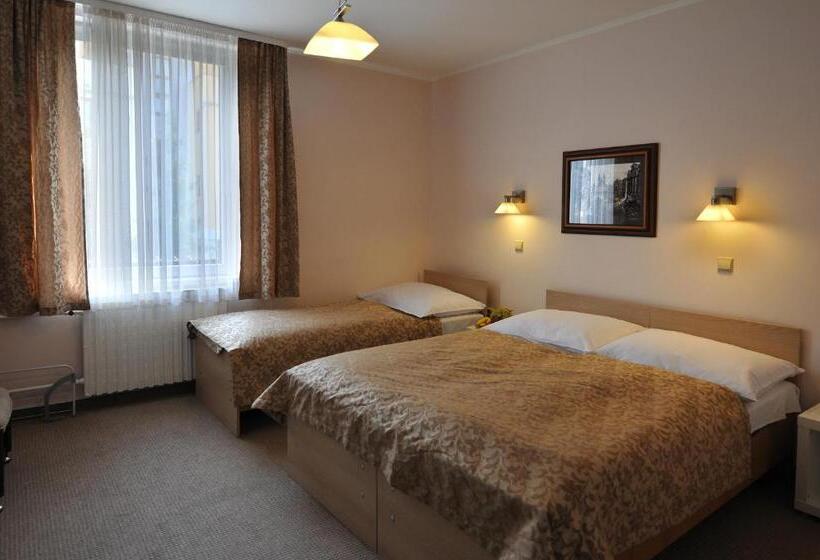 اتاق استاندارد سه نفره, Wilhelm