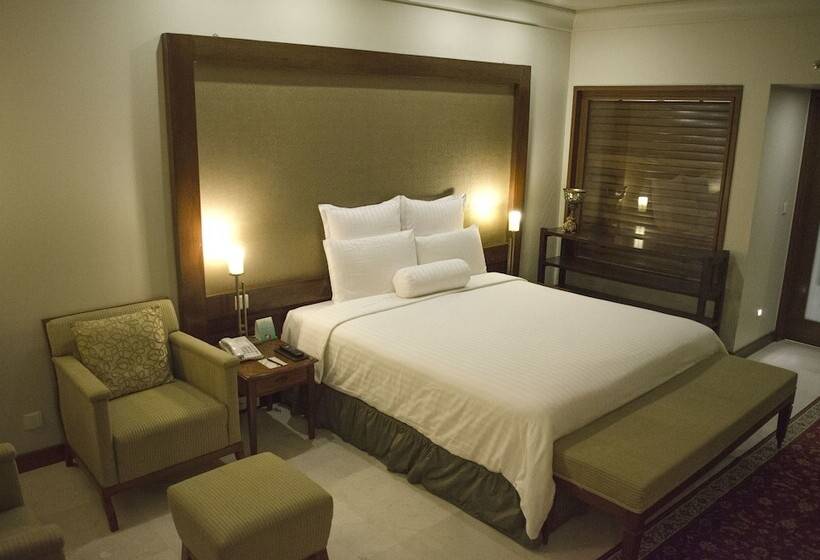 اتاق اجرایی با تخت بزرگ, Zaver Pearl Continental Hotel Gwadar