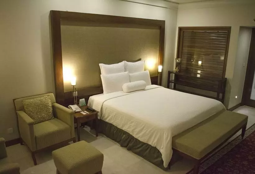 اتاق اجرایی با تخت بزرگ, Zaver Pearl Continental Hotel Gwadar