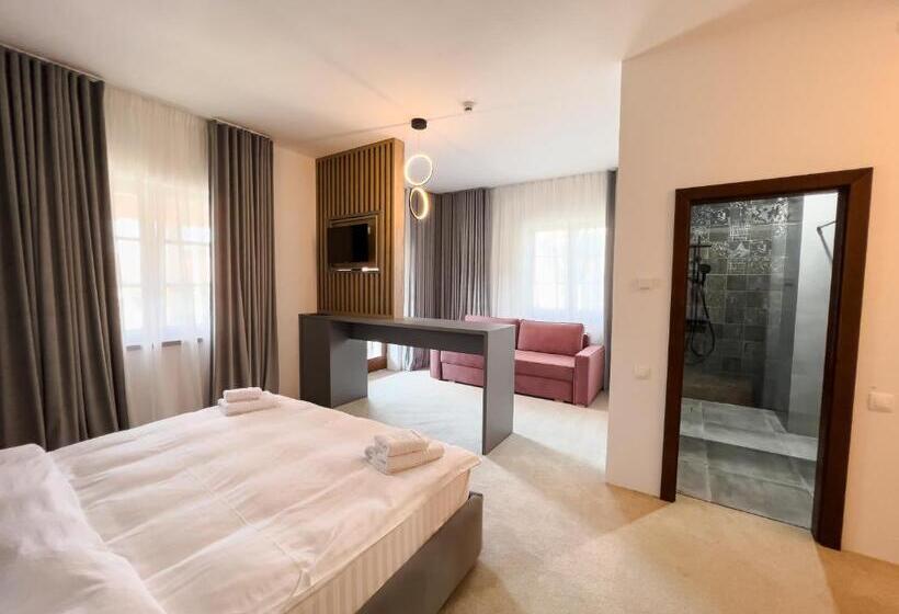 جناح مزوَّد بشرفة, Wanderer Sighisoara