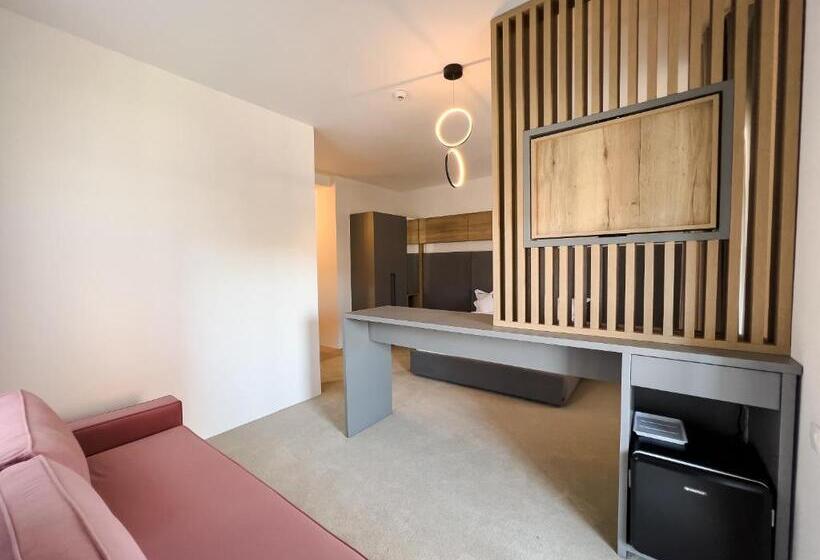 جناح مزوَّد بشرفة, Wanderer Sighisoara