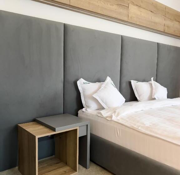 جناح مزوَّد بشرفة, Wanderer Sighisoara