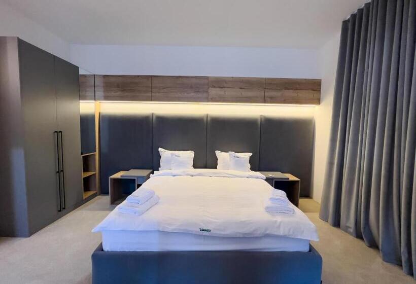 جناح مزوَّد بشرفة, Wanderer Sighisoara