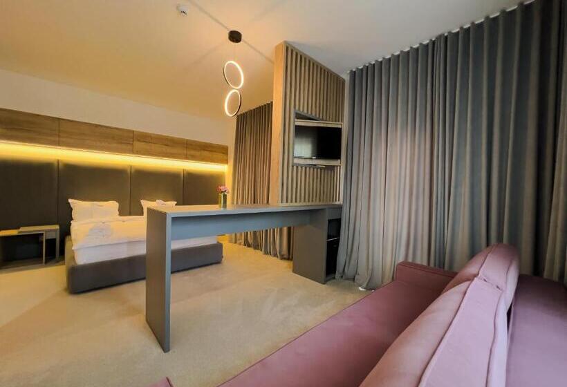 جناح مزوَّد بشرفة, Wanderer Sighisoara