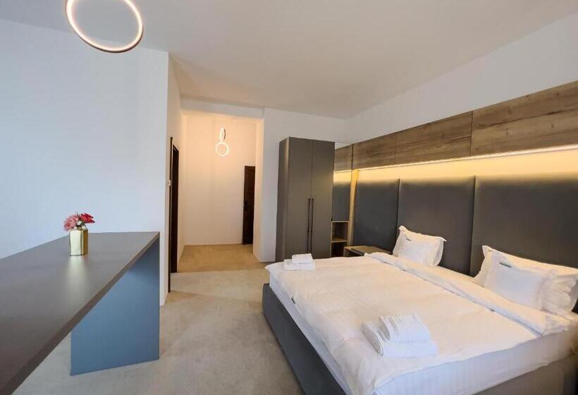 جناح مزوَّد بشرفة, Wanderer Sighisoara