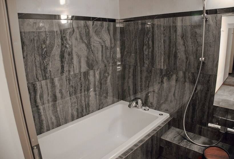 اتاق استاندارد با اتاق نشیمن, Marufukuro