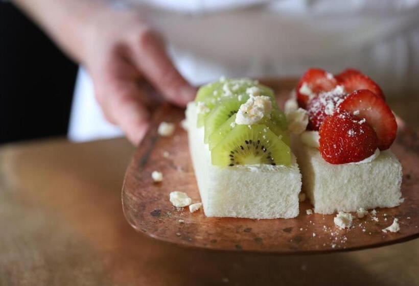 اتاق لوکس با تخت بزرگ, Marufukuro