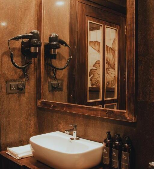 اتاق لوکس با چشمانداز دریا, Novella