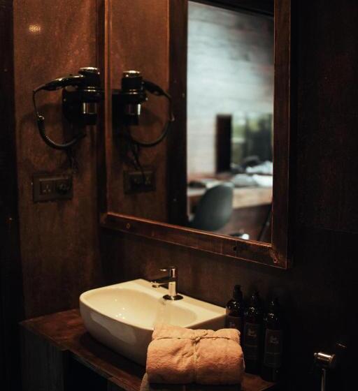 اتاق لوکس با چشمانداز دریا, Novella