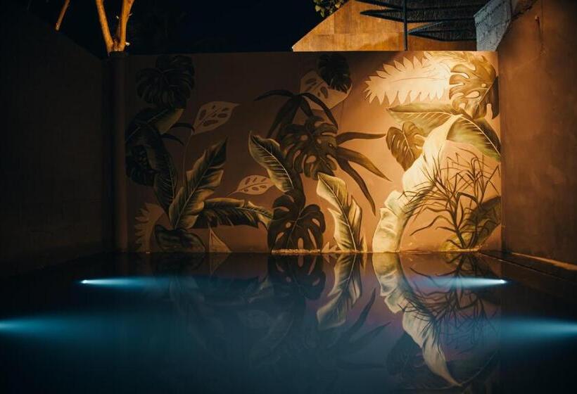 اتاق لوکس با چشمانداز دریا, Novella