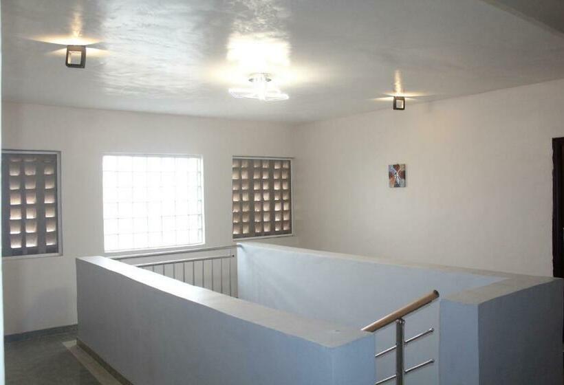 سوییت لوکس, Amazing Grace Hostel And International Serviced Apartments