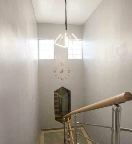 سوییت لوکس, Amazing Grace Hostel And International Serviced Apartments