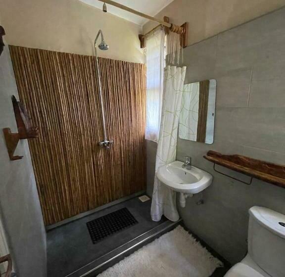 اتاق استاندارد با چشم‌انداز باغ, Jinja Backpackers