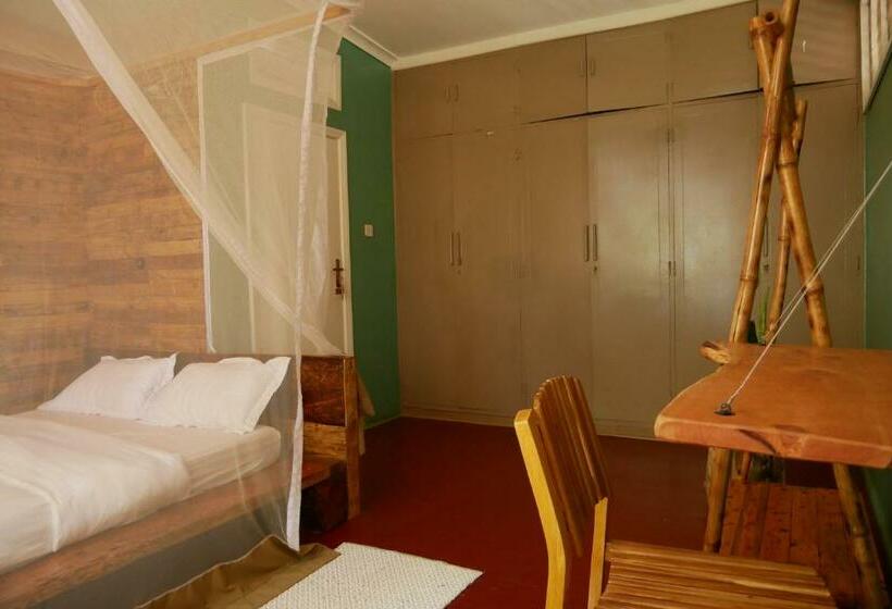 اتاق استاندارد با چشم‌انداز باغ, Jinja Backpackers