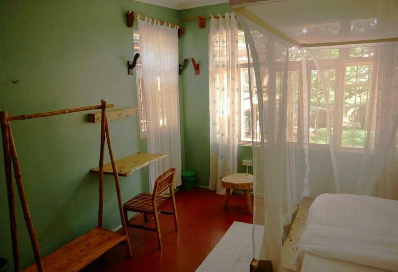 اتاق استاندارد با چشم‌انداز باغ, Jinja Backpackers