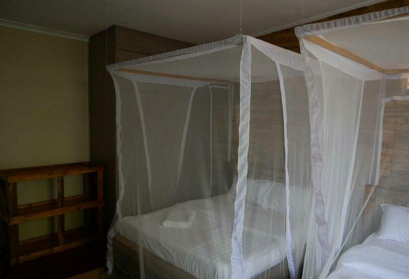 اتاق استاندارد چهارنفره با بالکن, Jinja Backpackers